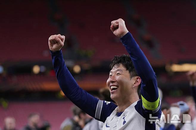 [빌바오=AP/뉴시스] 토트넘 홋스퍼의 손흥민이 지난달 21일(현지 시간) 스페인 빌바오의 산 마메스 스타디움에서 열린 2024-25 유럽축구연맹(UEFA) 유로파리그(UEL) 결승전에서 우승한 뒤 기뻐하고 있다. 토트넘은 맨체스터 유나이티드를 1-0으로 꺾고 우승을 차지했으며, 손흥민은 생애 첫 우승컵을 들어 올렸다. 2025.05.22.</font></font>