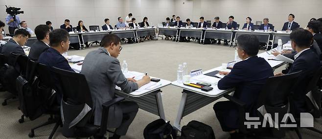 [세종=뉴시스] 강종민 기자 = 이한주 국정기획위원장이 18일 오후 세종시 정부세종컨벤션센터에서 열린 경제2분과 중소벤처기업부 업무보고에서 발언하고 있다. 2025.06.18. ppkjm@newsis.com