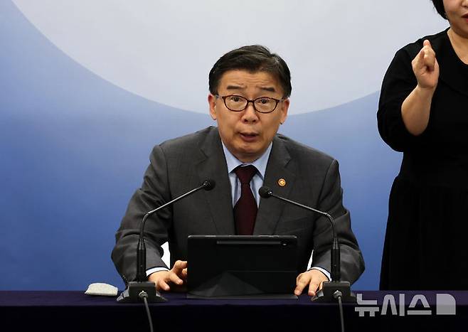 [서울=뉴시스] 배훈식 기자 = 유철환 국민권익위원장이 28일 오후 서울 종로구 정부서울청사에서 의사상자 채용 관리 개선 방안 검토 계획을 발표하고 있다. 2025.05.28. dahora83@newsis.com