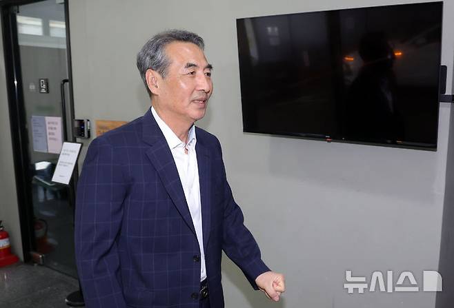 [서울=뉴시스] 홍효식 기자 = 윤석열 전 대통령 부인 김건희 여사 관련 의혹을 수사하는 민중기 특별검사가 18일 오전 서울 서초구 임시 사무실로 사용 중인 공유오피스 건물로 들어가고 있다. 2025.06.18. yesphoto@newsis.com