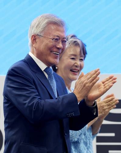 축하의 박수 보내는 문재인 전 대통령 내외 <저작권자(c) 연합뉴스, 무단 전재-재배포, AI 학습 및 활용 금지>