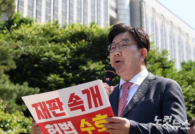 권성동 국민의힘 전 원내대표가 11일 이재명 대통령의 공직선거법 위반 사건의 파기환송심을 사실상 무기한 연기한 서울고등법원 앞에서 열린 현장 의원총회에서 발언하고 있다. 박종민 기자