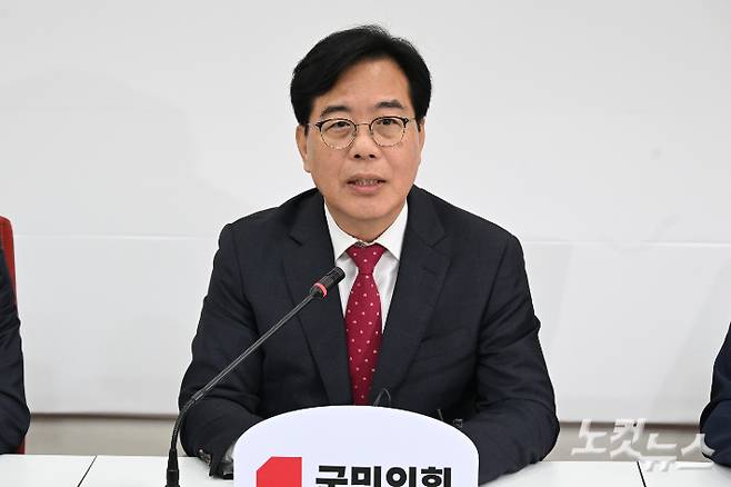 국민의힘 송언석 원내대표가 17일 서울 여의도 국회에서 강훈식 대통령 비서실장, 우상호 정무수석을 예방을 받고 인사말을 하고 있다. 윤창원 기자