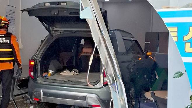 17일 오후 4시 50분쯤 전남 함평에서 승용차가 상가로 돌진해 2명이 다쳤다. 함평소방 제공