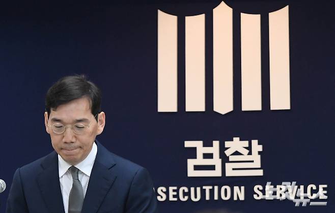 조상원 당시 서울중앙지검 4차장이 지난 2024년 10월 17일 오전 서울 서초구 중앙지검 브리핑실에서 '대통령 배우자의 도이치모터스 시세조정 가담 의혹 사건 수사결과'를 발표하고 있다. 중앙지검은 이날 브리핑을 통해 해당 사건과 관련하여 김건희 여사를 불기소 처분한다고 밝혔다. 황진환 기자