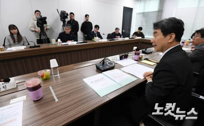 이주호 사회부총리 겸 교육부 장관이 1월 16일 오후 서울 여의도 TP타워에서 예비교원을 만나 AI(인공지능) 디지털교과서 활용에 대해 의견을 나누고 있다. 황진환 기자