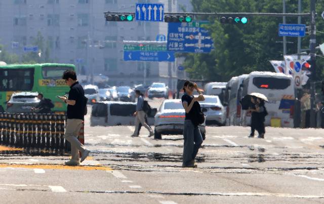 한낮의 태양 빛으로 달궈진 서울 여의도 길거리에서 아지랑이가 피어오르고 있다. 연합뉴스