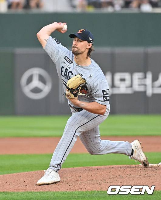 [OSEN=부산, 이석우 기자] 17일 부산 사직야구장에서 2025 신한 SOL 뱅크 KBO 리그 롯데 자이언츠와 한화 이글스의 경기가 열렸다. 홈팀 롯데는 데이비슨이, 방문팀 한화는 와이스가 선발 출전했다.한화 이글스 선발 투수 와이스가 역투하고 있다. 2025.06.17 / foto0307@osen.co.kr