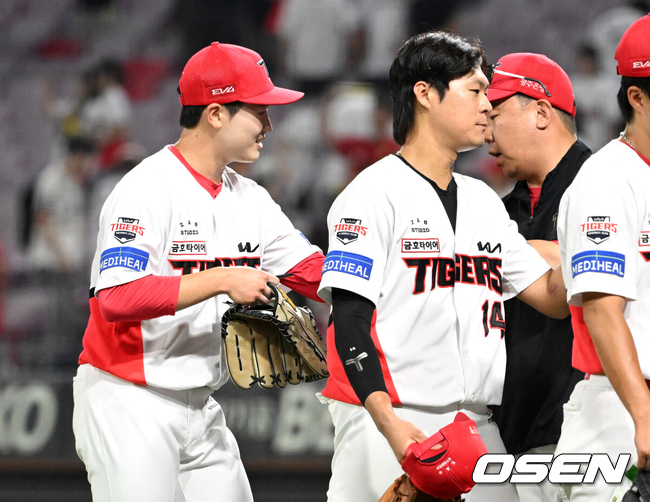 [OSEN=광주, 이대선 기자] KIA는 17일 광주-기아 챔피언스필드에서 열린 2025 신한은행 SOL bank KBO리그 KT 위즈와의 경기를 10-3으로 이겼다.선발 김도현이 6이닝 1자책 쾌투로 35일만에 승리를 거두었다. 1회말 3타점 2루타를 터트리고 총알 홈보살까지 김호령의 활약이 빛났고 김규성도 2타점 쐐기타를 날렸다. 3연승과 함께 35승33패1무를 기록했다. 경기 종료 후 KIA 이호민이 승리의 기쁨을 나누고 있다. 2025.06.17 /sunday@osen.co.kr