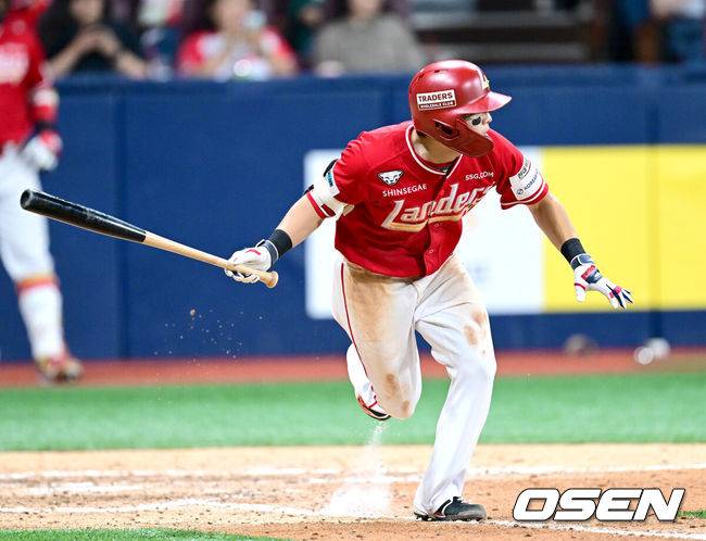 [OSEN=고척, 최규한 기자] 17일 서울 고척스카이돔에서 ‘2025 신한 SOL Bank KBO리그’ 키움 히어로즈와 SSG 랜더스의 경기가 열렸다.홈팀 키움은 김윤하, 방문팀 SSG은 미치 화이트를 선발로 내세웠다.8회초 1사 1, 3루 상황 SSG 정준재가 달아나는 1타점 적시타를 날리고 있다. 2025.06.17 / dreamer@osen.co.kr