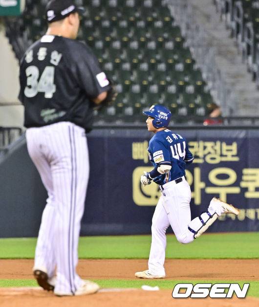 [OSEN=잠실, 박준형 기자] 17일 오후 서울 잠실구장에서 ‘2025 신한 SOL BANK KBO리그’ LG 트윈스와 NC 다이노스의 경기가 진행됐다.이날 LG는 에르난데스를, NC는 라일리를 선발투수로 내세웠다.9회초 1사 NC 김휘집이 솔로홈런을 날리고 베이스를 돌고 있다.  2025.06.17 /