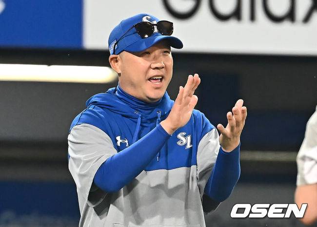 [OSEN=대구, 이석우 기자] 27일 대구삼성라이온즈파크에서 2025 신한 SOL 뱅크 KBO 리그 삼성 라이온즈와 롯데 자이언츠의 경기가 열렸다. 홈팀 삼성은 후라도가, 방문팀 롯데는 감보아가 선발 출전했다. 삼성 라이온즈 박진만 감독이 롯데 자이언츠에 7-3으로 승리한 후 선수들에게 칭찬의 박수를 보내고 있다. 2025.05.27 / foto0307@osen.co.kr