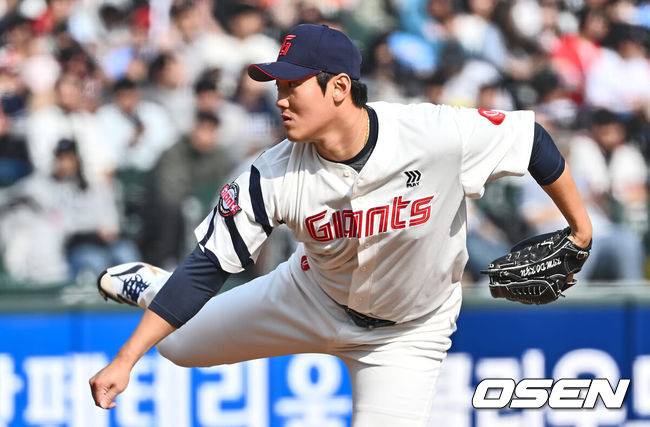 [OSEN=부산, 이석우 기자] 16일 부산 사직구장에서 2024 신한 SOL 뱅크 KBO 리그 롯데 자이언츠와 한화 이글스의 경기가 열렸다. 롯데 자이언츠 김도규가 역투하고 있다. 2024.03.16 / foto0307@osen.co.kr