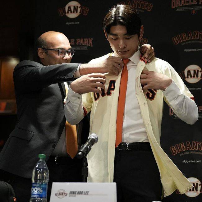 샌프란시스코 파르한 자이디 전 사장(왼쪽)이 입단식에서 이정후에게 유니폼을 입혀주고 있다. /샌프란시스코 자이언츠 SNS