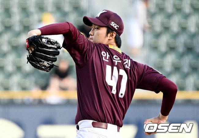 [OSEN=잠실, 조은정 기자] 2일 오후 서울 잠실야구장에서 ‘2023 신한은행 SOL KBO리그’ LG 트윈스와 키움 히어로즈의 경기가 열렸다.1회말 키움 선발 안우진이 힘차게 공을 던지고 있다. 2023.08.02 /cej@osen.co.kr