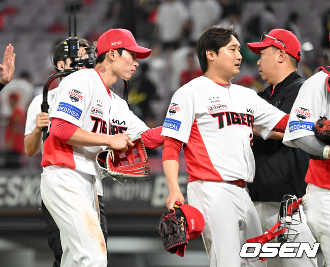 [OSEN=광주, 이대선 기자] KIA는 17일 광주-기아 챔피언스필드에서 열린 2025 신한은행 SOL bank KBO리그 KT 위즈와의 경기를 10-3으로 이겼다.선발 김도현이 6이닝 1자책 쾌투로 35일만에 승리를 거두었다. 1회말 3타점 2루타를 터트리고 총알 홈보살까지 김호령의 활약이 빛났고 김규성도 2타점 쐐기타를 날렸다. 3연승과 함께 35승33패1무를 기록했다. 경기 종료 후 KIA 김호령이 승리의 기쁨을 나누고 있다. 2025.06.17 /sunday@osen.co.kr