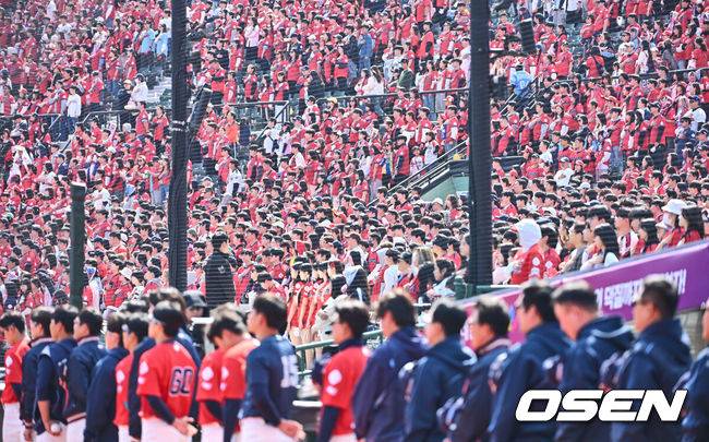 [OSEN=부산, 이석우 기자] 6일 부산 사직야구장에서 2025 신한 SOL 뱅크 KBO 리그 롯데 자이언츠와 두산 베어스의 경기가 열렸다. 홈팀 롯데는 데이비슨이, 방문팀 두산은 김유성이 선발로 출전했다.동백데이 맞이한 사직에 시즌 4번째 매진을 달성한 팬들이 붉은 유니폼을 입고 국민의례를 하고 있다. 2025.04.06 / foto0307@osen.co.kr