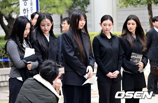 [OSEN=최규한 기자] 7일 서울 서초동 서울중앙지방법원에서 어도어가 뉴진스(NJZ) 멤버 5명을 상대로 낸 '기획사 지위보전과 광고 계약 체결 금지 가처분' 사건의 첫 심문기일이 진행됐다.이날 뉴진스(NJZ) 멤버 민지, 하니, 다니엘, 해린, 혜인 모두 직접 법원에 출석했다.&nbsp;뉴진스(NJZ) 하니, 민지, 혜인(왼쪽부터)가 법원을 나서며 취재진에게 입장을 전하고 있다. 2025.03.07 / dreamer@osen.co.kr