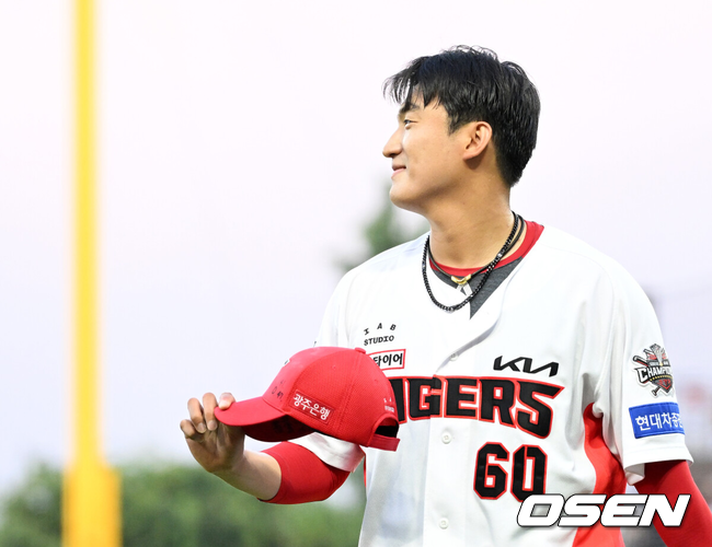 [OSEN=광주, 이대선 기자] 17일 오후 광주-기아 챔피언스필드에서 2025 신한 SOL Bank KBO리그 KIA 타이거즈와 KT 위즈의 경기가 열렸다.KIA는 김도현, KT는 헤이수스를 선발 투수로 내세웠다.3회말 공수교대 때 KIA 김도현이 더그아웃으로 가며 호수비를 펼친 이창진에게 고마움을 표하고 있다. 2025.06.17 /sunday@osen.co.kr