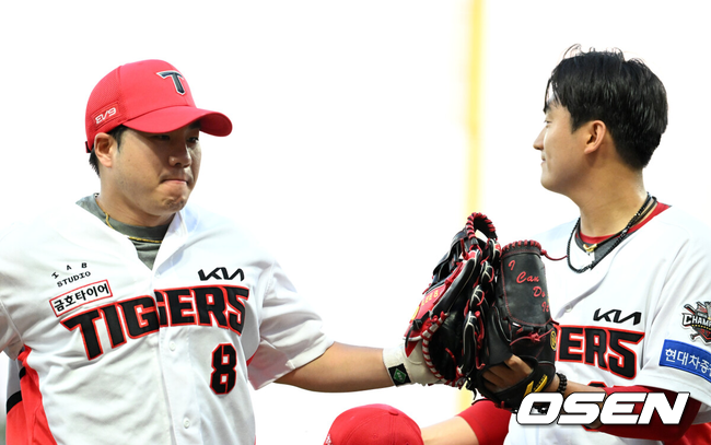 [OSEN=광주, 이대선 기자] 17일 오후 광주-기아 챔피언스필드에서 2025 신한 SOL Bank KBO리그 KIA 타이거즈와 KT 위즈의 경기가 열렸다.KIA는 김도현, KT는 헤이수스를 선발 투수로 내세웠다.3회말 공수교대 때 KIA 김도현이 더그아웃으로 가며 호수비를 펼친 이창진에게 고마움을 표하고 있다. 2025.06.17 /sunday@osen.co.kr