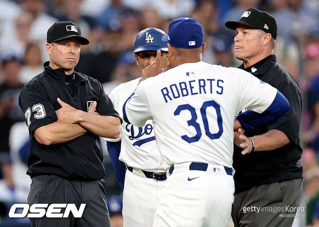[사진] LA 다저스 데이브 로버츠 감독이 3회 자신을 퇴장시킨 트립 깁슨 심판(왼쪽)에게 항의하고 있다. ⓒGettyimages(무단전재 및 재배포 금지)