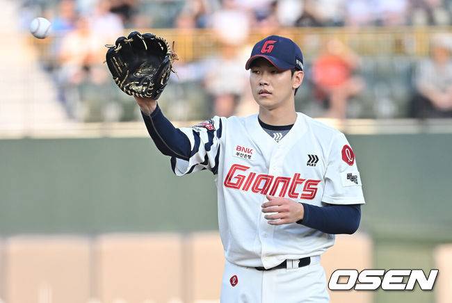 [OSEN=부산, 이석우 기자] 18일 부산 사직야구장에서 2025 신한 SOL 뱅크 KBO 리그 롯데 자이언츠와 한화 이글스의 경기가 열렸다. 홈팀 롯데는 홍민기가, 방문팀 한화는 엄상백이 선발 출전했다.롯데 자이언츠 선발 투수 홍민기가 볼을 받고 있다. 2025.06.18 / foto0307@osen.co.kr