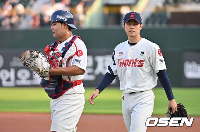 [OSEN=부산, 이석우 기자] 18일 부산 사직야구장에서 2025 신한 SOL 뱅크 KBO 리그 롯데 자이언츠와 한화 이글스의 경기가 열렸다. 홈팀 롯데는 홍민기가, 방문팀 한화는 엄상백이 선발 출전했다.롯데 자이언츠 선발 투수 홍민기와 박재엽이 첫 선발 출전하고 있다. 2025.06.18 / foto0307@osen.co.kr