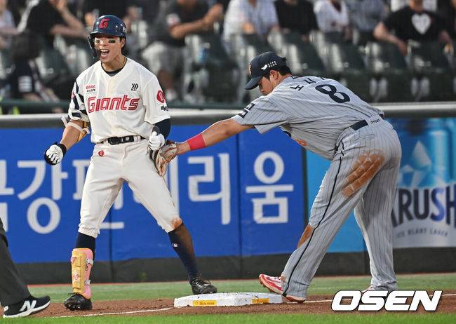 [OSEN=부산, 이석우 기자] 18일 부산 사직야구장에서 2025 신한 SOL 뱅크 KBO 리그 롯데 자이언츠와 한화 이글스의 경기가 열렸다. 홈팀 롯데는 홍민기가, 방문팀 한화는 엄상백이 선발 출전했다.롯데 자이언츠 김동혁이 4회말 2사 1,3루 좌중간 2타점 3루타를 치고 환호하고 있다. 2025.06.18 / foto0307@osen.co.kr