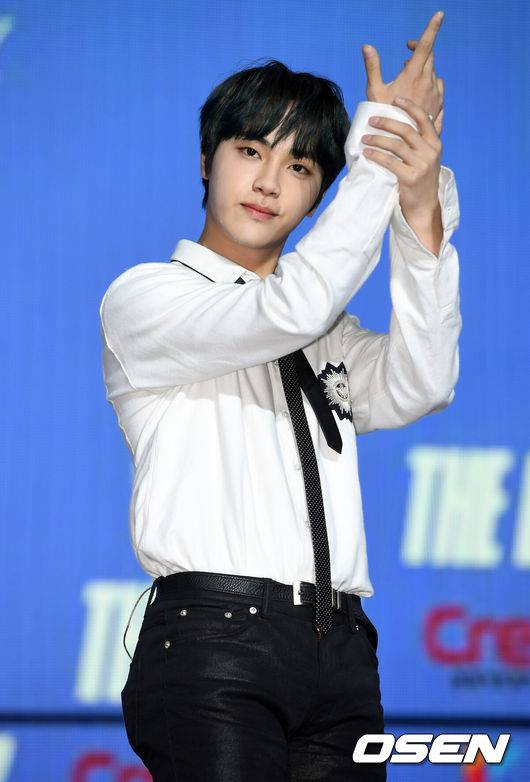 [OSEN=민경훈 기자] 29일 오후 서울 동대문구 경희대학교 평화의 전당에서 진행된 더보이즈(THE BOYZ)  미니 3집 앨범 '디 온리(THE ONLY)' 컴백 쇼케이스에서 더보이즈 주학년이 포토타임을 갖고 있다./ rumi@osen.co.kr