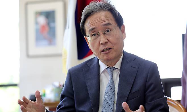 주인도 대사를 역임한 신봉길 한국외교협회장은 세계일보와의 인터뷰에서 “인도는 장차 중국을 대체할 생산 기지 겸 시장이자 글로벌 사우스(개발도상국)의 맹주”라면서 새 정부를 향해 “인도와의 관계를 중시해야 하며, 그를 위해 문재인정부 때의 ‘신남방 외교’ 정책 부활도 검토할 만하다”고 조언했다. 이재문 기자