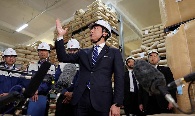 지난 5월 30일(현지시간) 일본 가나가와현의 한 비축미 창고에서 언론 브리핑을 하는 고이즈미 신지로 농림수산상. 로이터연합뉴스