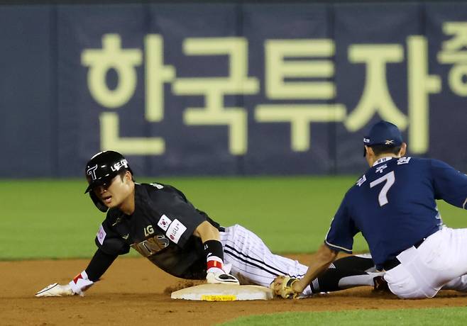 17일 오후 서울 송파구 잠실야구장에서 열린 2025 신한 쏠뱅크 KBO리그 LG 트윈스와 NC 다이노스의 경기, 7회말 1사 1루 주자 LG 박해민이 KBO 최초 12시즌 연속 20도루에 성공하고 있다. 뉴시스