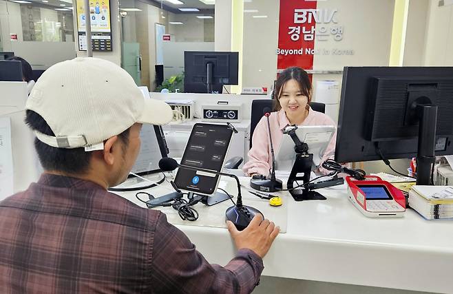 BNK경남은행에 설치된 외국인 고객 전용 창구. BNK경남은행 제공