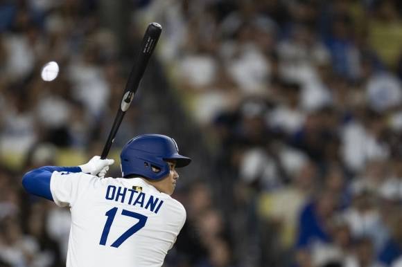 17일(한국시간) 미국 캘리포니아주 로스앤젤레스 다저스타디움에서 열린 2025 미국 프로야구 메이저리그(MLB) 정규시즌 샌디에이고 파드리스와의 홈 경기에서 6회 말 타격하는 오타니. 로스앤젤레스 AP 연합뉴스