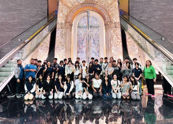 한국의 미디어 아트를 체험 중인 태국 고등학생들. 한국관광공사 제공.