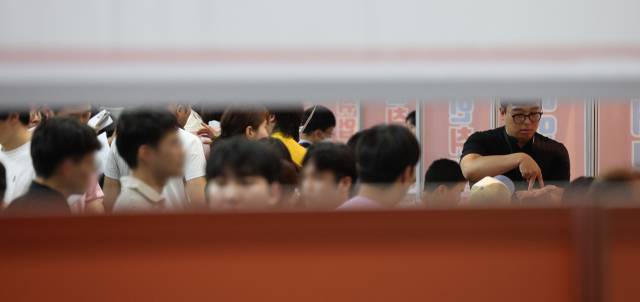 17일 대구 달서구 대구직업능력개발원 실내체육관에서 열린 '2025 대구 장애인 취업박람회'에서 수어 통역사가 구직자의 현장 면접을 돕고 있다. 연합뉴스.