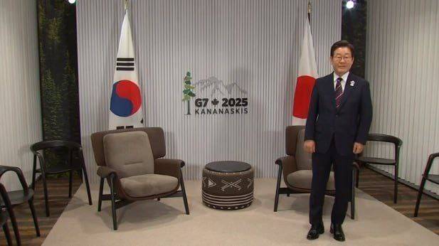 이재명 대통령이 17일(현지시간) 캐나다 앨버타주 카나나스키스 주요 7개국(G7) 정상회의장에서 이시바 시게루 일본 총리를 기다리고 있다. 사진제공=대통령실