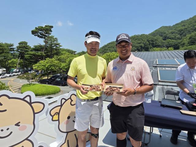 18일 제68회 KPGA 선수권대회 with A-ONE CC 공식 연습라운드 후 한우BBQ를 즐기고 있는 김형성(왼쪽부터)과 이동환. 사진 제공=KPGA