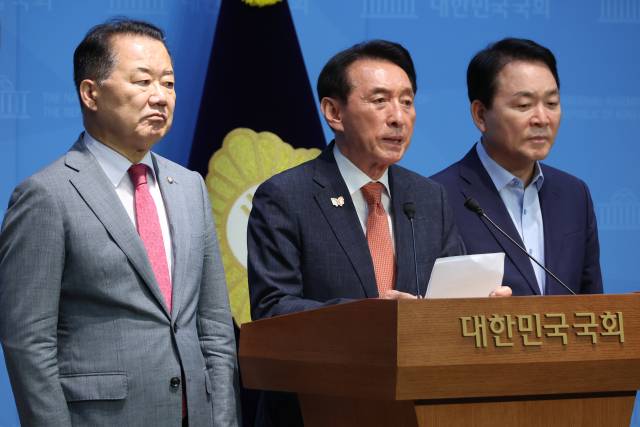 국민의힘 소속 김석기(가운데) 외교통일위원장, 성일종(오른쪽) 국방위원장, 신성범 정보위원장이 18일 서울 여의도 국회 소통관에서 법제사법위원장을 국민의힘이 맡아야 한다고 주장하는 기자회견을 하고 있다. 김석기·성일종·신성범 의원은 국회 법제사법위원장 자리를 국민의힘에 넘기면 자신들이 맡고 있는 국회 외교통일, 국방, 정보위원회 위원장 자리를 더불어민주당에 넘길 의향이 있다고 말했다. 연합뉴스