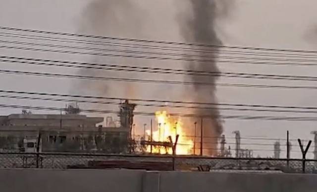 지난 14일(현지 시간) 페르시아만에 있는 이란의 세계 최대 규모 사우스파르스 가스전이 이스라엘의 드론 공격을 받아 화재에 휩싸여 있다. AP연합뉴스