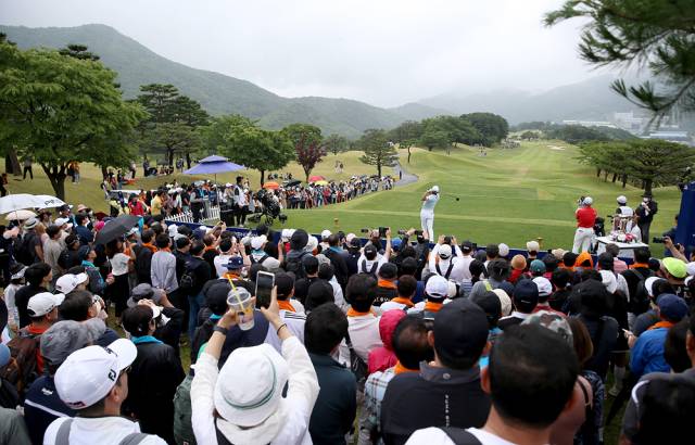 지난해 최종 라운드에 모인 구름 갤러리