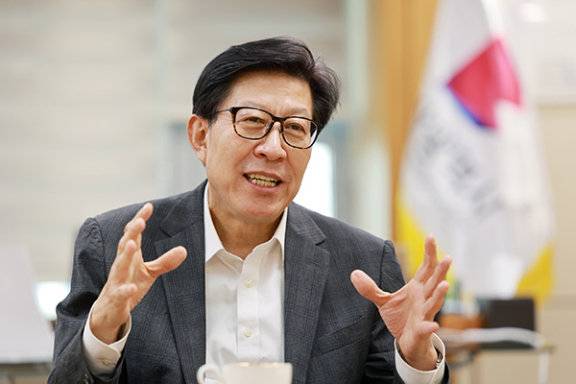 박형준 부산시장이 5월 29일 부산 연제구 부산시청 집무실에서 ‘신동아’와 인터뷰하고 있다. 부산시
