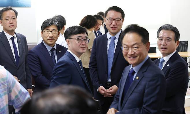 김용범 대통령실 정책실장(오른쪽)과 허영 더불어민주당 원내정책수석부대표(오른쪽 두번째) 등이 18일 서울 여의도 국회 의원회관에서 대통령실과 정부, 여당 등이 함께하는 추경안 관련 비공개 회의에 참석해 대화하고 있다. ⓒ연합뉴스