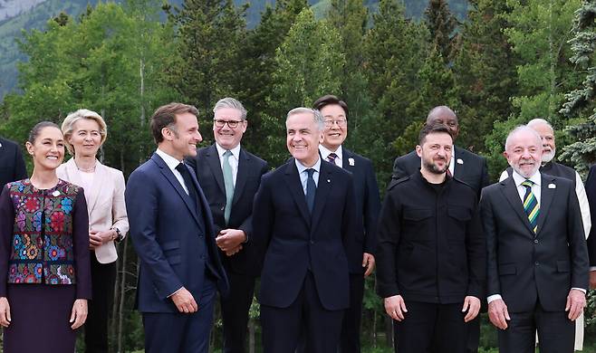 이재명 대통령이 17일(현지 시각) 캐나다 앨버타주 캐내내스키스 주요 7개국(G7) 정상회의장에서 열린 G7 및 초청국 기념촬영에서 미소짓고 있다. 뒷줄 왼쪽부터 시계 방향으로 우르줄라 폰데어라이엔 유럽연합(EU) 집행위원장, 키어 스타머 영국 총리, 이 대통령, 시릴 라마포사 남아프리카공화국 대통령, 나렌드라 모디 인도 총리, 루이스 이나시우 룰라 다시우바 브라질 대통령, 볼로디미르 젤렌스키 우크라이나 대통령, 의장국 마크 카니 캐나다 총리, 에마뉘엘 마크롱 프랑스 대통령, 클라우디아 셰인바움 멕시코 대통령 ⓒ연합뉴스