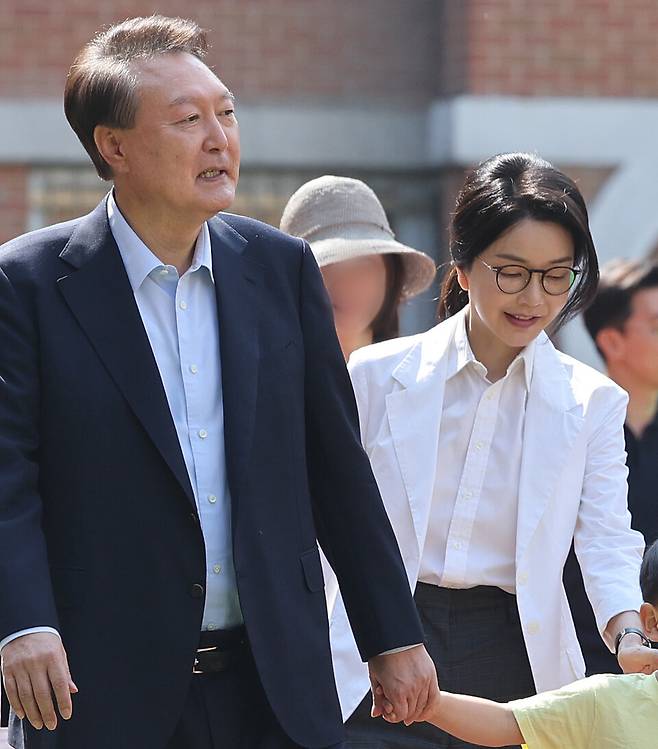 윤석열 전 대통령과 김건희 여사를 겨냥한 특별검사(특검) 수사가 오는 7월부터 본격화할 것으로 관측됐다. 사진은 지난 6월3일 서울 서초구 서초4동 제3투표소에서 제21대 대통령선거 투표를 하기 위해 이동하고 있는 윤 전 대통령 부부 모습. ⓒ연합뉴스