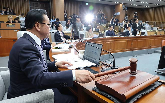 18일 국회에서 열린 국무총리 임명 동의에 관한 인사청문특별위원회 회의에서 국민의힘 소속 이종배 위원장이 의사봉을 두드리고 있다. ⓒ연합뉴스