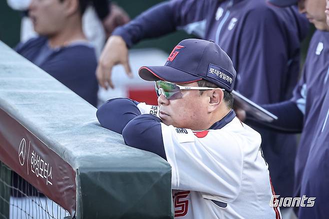 김태형 롯데 감독은 18일 사직 한화전을 앞두고 전날 경기에서 오른손 검지를 다친 손호영을 1군 엔트리에서 말소했다. 사진제공｜롯데 자이언츠