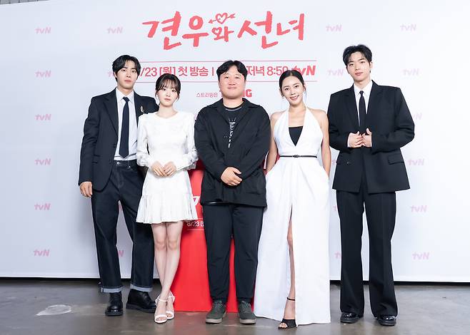 배우 추영우(왼쪽)와 조이현, 김용완 감독, 배우 추자현, 차강윤이 17일 오후 온라인 생중계 형식으로 공개된 tvN 새 월화극 ‘견우와 선녀’ 제작발표회에 참석해 포즈를 취하고 있다. 사진 tvN