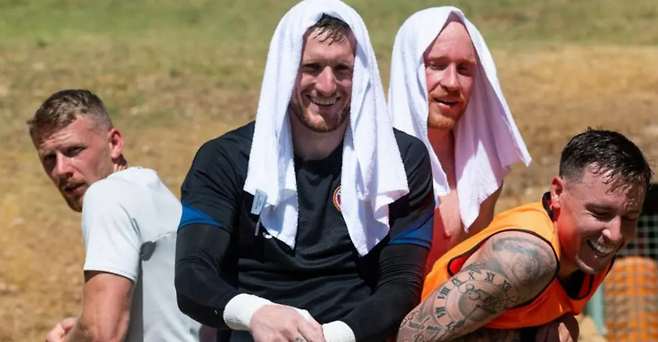 무더위 훈련 중 열을 식히고 있는 선수들. SNS