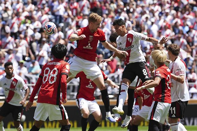 리버 플레이트 막시밀리아노 메사(등번호 8번)가 18일 미국 시애틀에서 열린 FIFA 클럽월드컵 E조 조별리그 경기에서 팀의 세 번째 골을 성공시키고 있다. AP